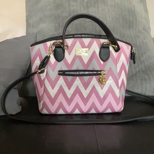 Med size Betsy Johnson zig zag pattern bag